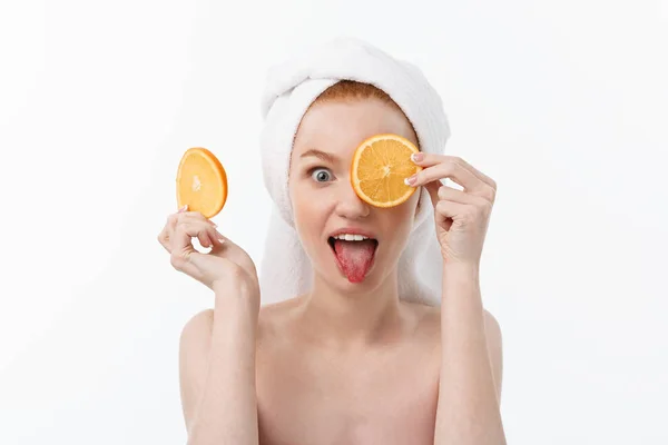 Отличная еда для здорового образа жизни. Красивая молодая женщина без рубашки держит кусок оранжевого стоя на белом фоне . — стоковое фото