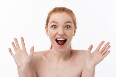 Gülümseyerek yanaklarını tutarak yan tarafa bakan mutlu güzel kız. Etkileyici yüz ifadeleri. Kozmetik ve Spa..