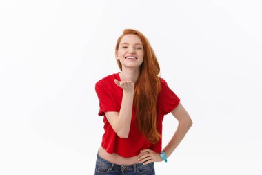 Güzel kadının boş kopya uzayda yan avuç üzerinde üfleme closeup yan görünümü.