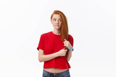 Neşeli kadın gülümseyerek ve gülüyor, beyaz arka plan üzerinde poz saç ile oynarken Studio görüntü.