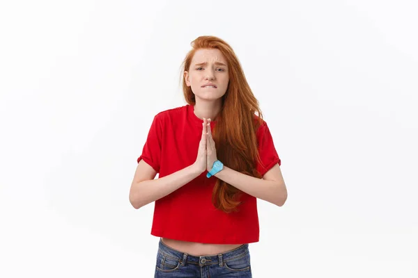 Hermosa hembra caucásica joven, cogida de la mano en namaste u oración, manteniendo los ojos cerrados mientras practica yoga. Estudio sobre fondo gris . —  Fotos de Stock