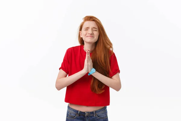 Hermosa hembra caucásica joven, cogida de la mano en namaste u oración, manteniendo los ojos cerrados mientras practica yoga. Estudio sobre fondo gris . —  Fotos de Stock