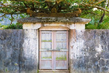 Okinawa, Japonya'da Şura kalesinde eski bir küçük kapı