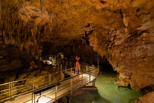 Okinawa földalatti barlangjai, Japán-May15, 2019: Gyokusendo-barlang — Stock Fotó