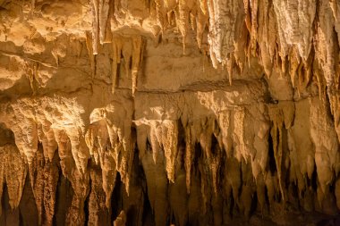 Gyokusendo'da göl mağarası kaya oluşumları sarkıt , Okinawa - Japonya.