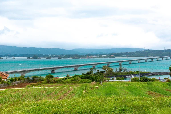 Kouri Ohashi é uma ponte que liga a ilha Kouri na aldeia de Nakijin a Yagajijima na cidade de Nago, na província de Okinawa, Japão. . — Fotografia de Stock