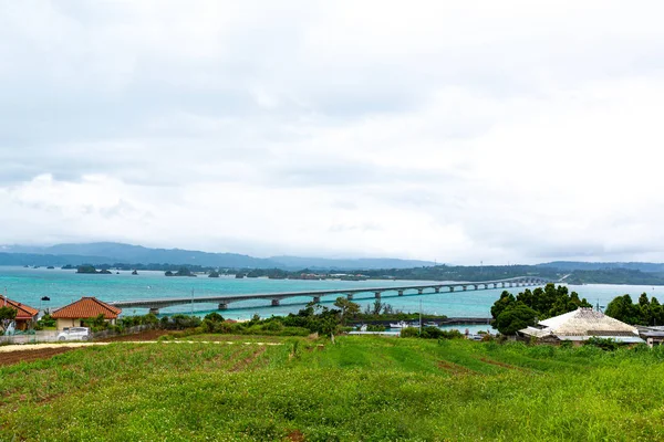 Kouri Ohashi é uma ponte que liga a ilha Kouri na aldeia de Nakijin a Yagajijima na cidade de Nago, na província de Okinawa, Japão. . — Fotografia de Stock