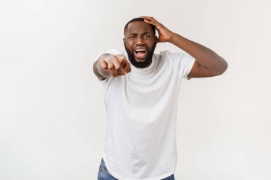 Sürpriz kamera bakarak beyaz boş T-shirt giyen şok genç Afrikalı Amerikalı adamın portresi, bazı inanılmaz hikaye ile hayrete.