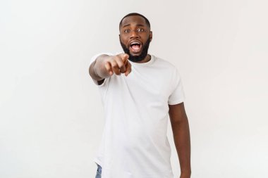 Sürpriz kamera bakarak beyaz boş T-shirt giyen şok genç Afrikalı Amerikalı adamın portresi, bazı inanılmaz hikaye ile hayrete.