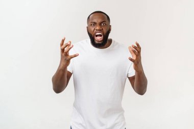 Sürpriz kamera bakarak beyaz boş T-shirt giyen şok genç Afrikalı Amerikalı adamın portresi, bazı inanılmaz hikaye ile hayrete.