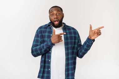 Boş kopya uzayda mutlu memnun erkek ön parmak, denim gömlek giyer, olumlu bir gülümseme vardır. Reklam ve etnik köken konsepti