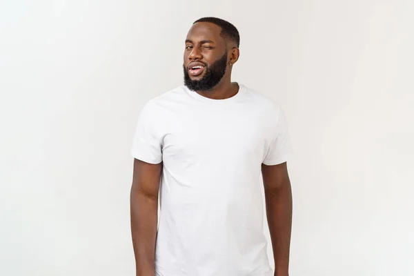 Modelo masculino afroamericano joven sonriente de aspecto natural sobre fondo aislado . — Foto de Stock