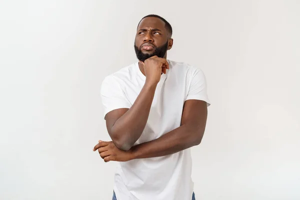 Expresiones de la cara humana, emociones y sentimientos. Guapo joven afroamericano hombre mirando hacia arriba con reflexivo —  Fotos de Stock