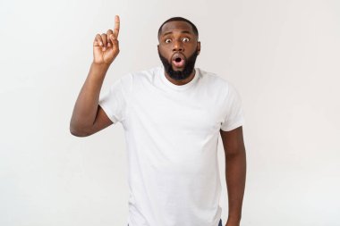 Genç hayran African American reklam için kopya alanı ile beyaz arka planda parmağını işaret