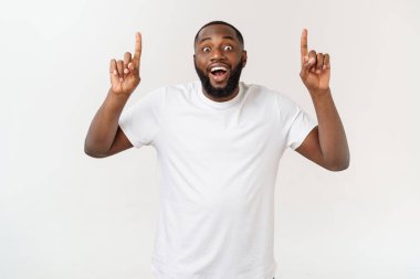 Genç hayran African American reklam için kopya alanı ile beyaz arka planda parmağını işaret