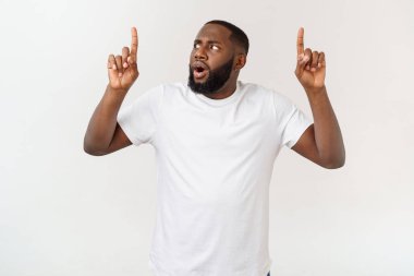 Genç hayran African American reklam için kopya alanı ile beyaz arka planda parmağını işaret