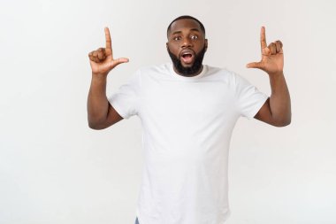 Genç hayran African American reklam için kopya alanı ile beyaz arka planda parmağını işaret