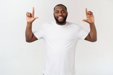 Genç hayran African American reklam için kopya alanı ile beyaz arka planda parmağını işaret