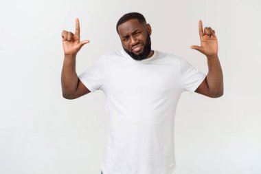 Genç hayran African American reklam için kopya alanı ile beyaz arka planda parmağını işaret