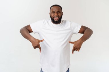 Genç hayran African American reklam için kopya alanı ile beyaz arka planda parmağını işaret