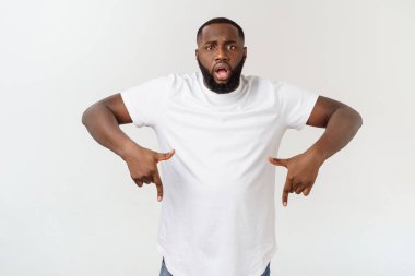 Genç hayran African American reklam için kopya alanı ile beyaz arka planda parmağını işaret