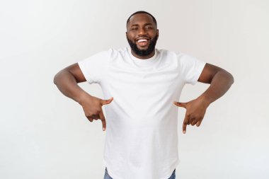 Genç hayran African American reklam için kopya alanı ile beyaz arka planda parmağını işaret