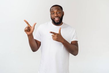 Genç hayran African American reklam için kopya alanı ile beyaz arka planda parmağını işaret