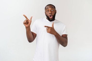 Genç hayran African American reklam için kopya alanı ile beyaz arka planda parmağını işaret