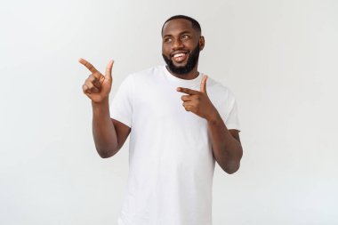 Genç hayran African American reklam için kopya alanı ile beyaz arka planda parmağını işaret