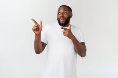 Genç hayran African American reklam için kopya alanı ile beyaz arka planda parmağını işaret