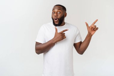 Genç hayran African American reklam için kopya alanı ile beyaz arka planda parmağını işaret