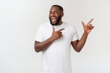 Genç hayran African American reklam için kopya alanı ile beyaz arka planda parmağını işaret