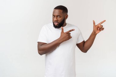 Genç hayran African American reklam için kopya alanı ile beyaz arka planda parmağını işaret