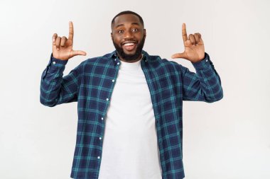 Genç hayran African American reklam için kopya alanı ile beyaz arka planda parmağını işaret