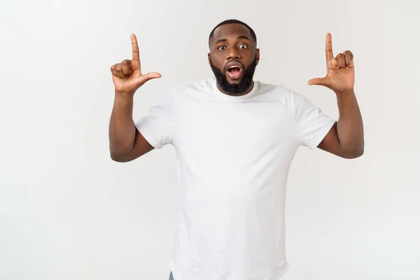 Νέοι έκπληκτος αφρικανική αμερικανική δείχνοντας το δάχτυλό του σε λευκό φόντο με χώρο αντιγραφής για τη διαφήμισή σας — Φωτογραφία Αρχείου