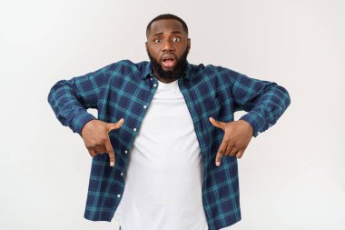 Genç hayran African American reklam için kopya alanı ile beyaz arka planda parmağını işaret