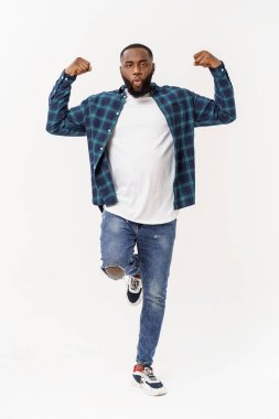 Sağlıklı genç siyah adam jogging. Beyaz arka plan üzerinde yalıtılmış.