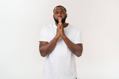 Yakışıklı Afro Amerikalı adam dua gibi avuç içi bir arada tutmak.