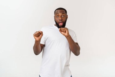 Beyaz arka plan üzerinde izole gerçekleştirme Afrikalı-Amerikalı hip hop dans.