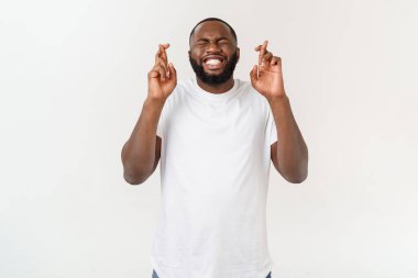 Kollarını ve parmaklarını çapraz ile yakışıklı bir genç siyah adam, beyaz arka plan için izole.