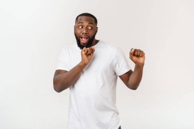 Beyaz arka plan üzerinde izole gerçekleştirme Afrikalı-Amerikalı hip hop dans.