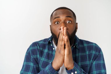 şok bir görünüm ile kameraya bakan genç koyu tenli Afro-Amerikan adam öğrenci şaşırttı.