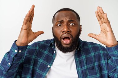 şok bir görünüm ile kameraya bakan genç koyu tenli Afro-Amerikan adam öğrenci şaşırttı.