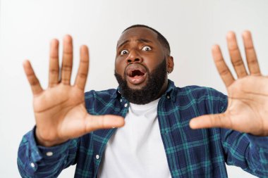 şok bir görünüm ile kameraya bakan genç koyu tenli Afro-Amerikan adam öğrenci şaşırttı.