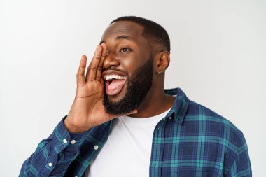 Genç Afro-Amerikalı bağırıyor. Bağır. Duygusal adam çığlığı. İnsani duygular, yüz ifadesi kavramı.