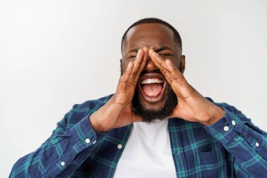 Genç Afro-Amerikalı bağırıyor. Bağır. Duygusal adam çığlığı. İnsani duygular, yüz ifadesi kavramı.