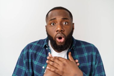 şok bir görünüm ile kameraya bakan genç koyu tenli Afro-Amerikan adam öğrenci şaşırttı.