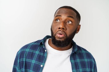 İnsan yüz ifadeleri, duygular ve duygular. Yakışıklı genç Afrikalı-Amerikalı adam düşünceli ve şüpheci ifade ile bakıyor.