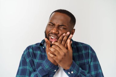 Closeup portre yakışıklı genç adam gerçekten kötü ağrı diş ağrısı olan yüze dokunmadan