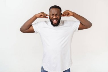 Genç yakışıklı Afrika adam beyaz arka plan stüdyo çekim.
